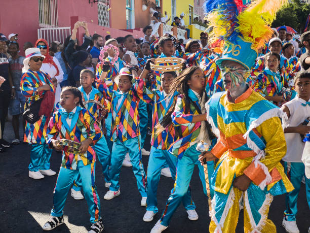 niños bailando y sonriendo mientras celebran en el carnaval kaapse klopse en cape town en un día soleado - parade music music festival town fotografías e imágenes de stock