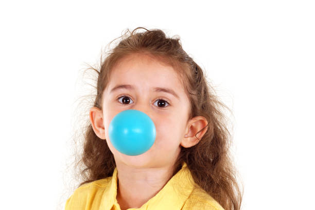 niña aburrida infla un globo - balloon blowing inflating child fotografías e imágenes de stock