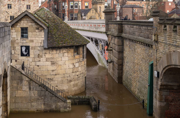 pont orné et rivière inondée. - pedestrian accident england street photos et images de collection