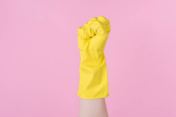 концепция питания. обрезанные крупным планом фото кулак поднял в воздухе изолированных розовый фон - protective glove washing up glove cleaning latex стоковые фото и изображения