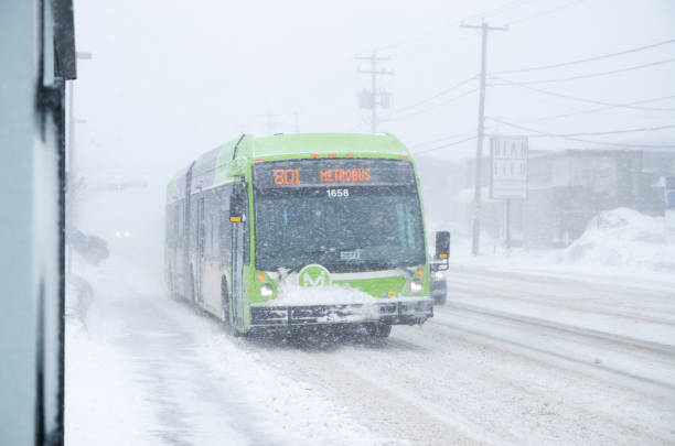 autobús que pasa durante la tormenta de nieve - public transportation winter bus front view fotografías e imágenes de stock