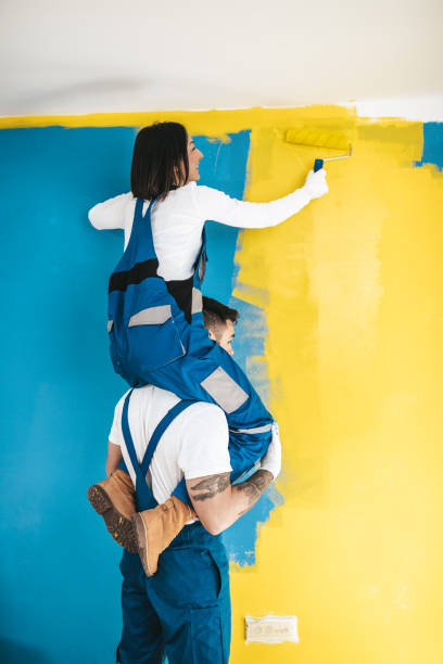 reforma de casa e pintura de parede - house painter paint roller yellow painting - fotografias e filmes do acervo