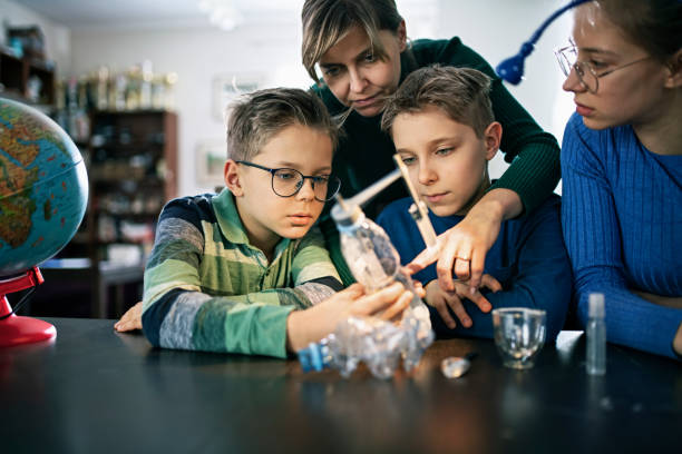 mãe ensinando crianças sobre efeito estufa - science education school offspring - fotografias e filmes do acervo