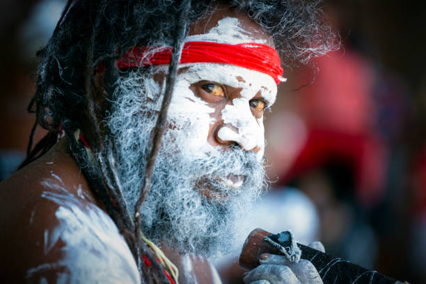 공포와 디제리두를 가진 원주민 남성의 초상화, 복사 공간이있는 흰색 배경 - circular quay 이미지 뉴스 사진 이미지
