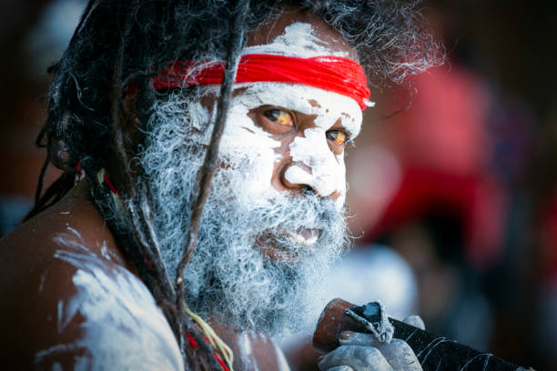 portrait of aboriginal male with dreadlocks and didgeridoo, white background with copy space - circular quay fotos imagens e fotografias de stock