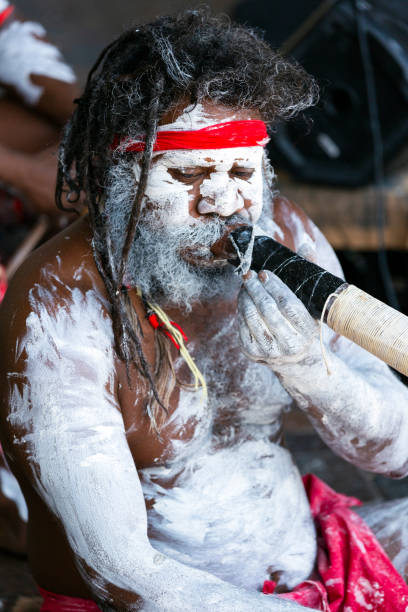 retrato de macho aborígene com dreadlocks e didgeridoo, espaço de cópia - aborigine didgeridoo indigenous culture australia - fotografias e filmes do acervo