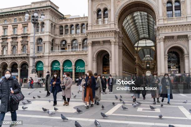 Un Grupo De Turistas Asiáticos Saliendo De La Galleria Vittorio Emanuele Ii Con Máscaras Faciales Foto de stock y más banco de imágenes de Coronavirus