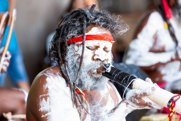 retrato de macho aborígene com dreadlocks e didgeridoo, espaço de cópia - aborigine didgeridoo indigenous culture australia - fotografias e filmes do acervo