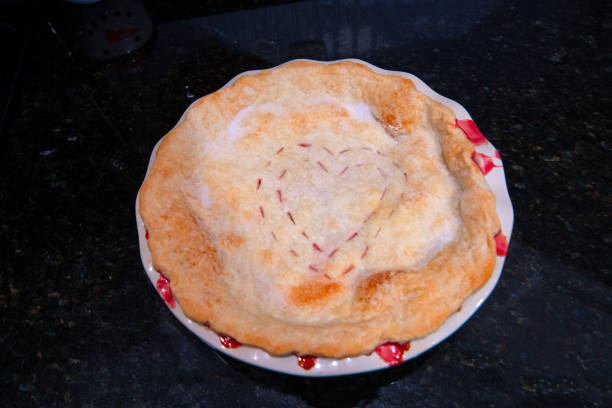 sevgililer günü ev yapımı vişneli pasta - cherry valentine stok fotoğraflar ve resimler