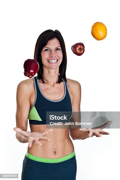 Es Frau Jonglieren Obst Stockfoto und mehr Bilder von Abnehmen - Abnehmen, Apfel, Attraktive Frau