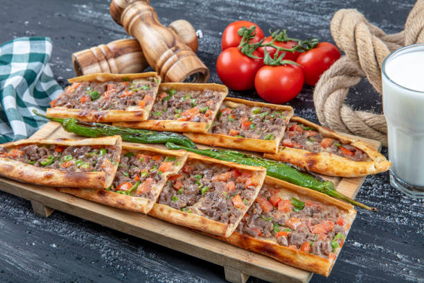 traditionelle türkische küche; pide mit würfelförmigem fleisch / kusbasili pide. türkische spita konzept. - pizza pastry crust oven meat stock-fotos und bilder