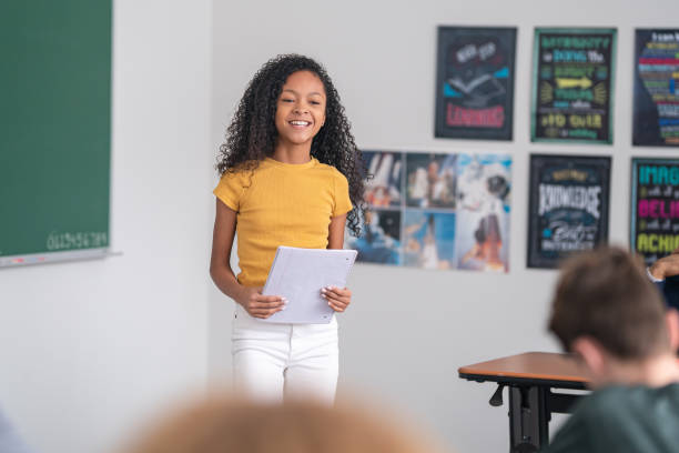 中学生の女の子がクラスメートにプレゼントする - junior high 写真 ストックフォトと画像