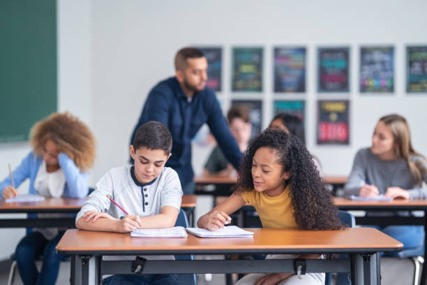 gli studenti lavorano insieme in un ambiente di classe - educazione secondaria di scuola media foto e immagini stock