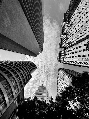 Cielo y nubes entre edificios photo