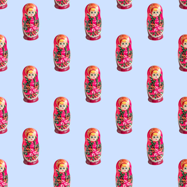 boneca russa matryoshka ou babushka padrão perfeito em fundo azul claro - russia russian nesting doll babushka souvenir - fotografias e filmes do acervo