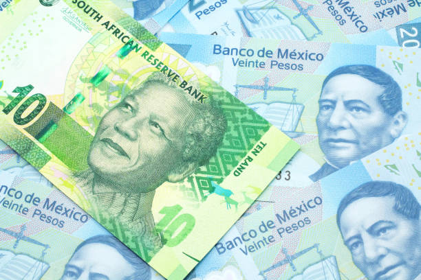 un billet de dix rands sud-africains sur un lit de billets de peso mexicain - ten rand note photos et images de collection