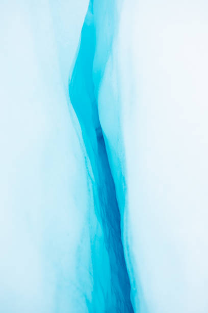 hielo azul del glaciar fox en nueva zelanda. - extreme terrain eroded snow landscape fotografías e imágenes de stock