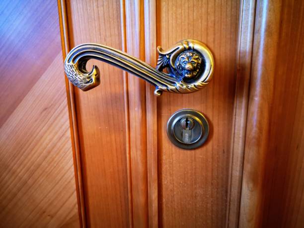 doorhandle - brass eagle fotografías e imágenes de stock