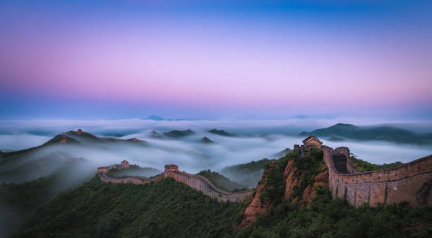 die jingshanling große mauer in den wolkenmeeren - chinesische mauer stock-fotos und bilder