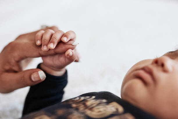 ママと彼女の小さな王女の結合 - newborn baby african ethnicity little girls ストックフォトと画像