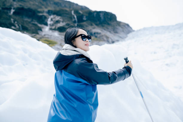 asiatische frauen reisen am fox glacier, neuseeland. - new zealand ice climbing snow climbing stock-fotos und bilder