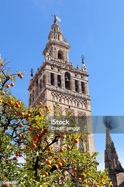 La Famosa Catedral De Sevilla En Andalucía España Foto de stock y más banco de imágenes de Aire libre