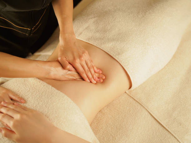 massagem estomacal - aromatherapy oil massage oil alternative therapy massaging - fotografias e filmes do acervo