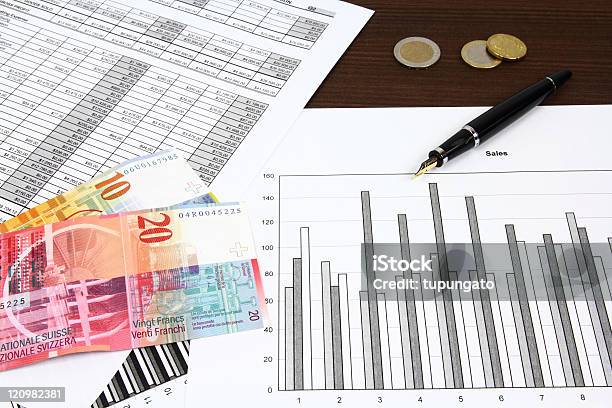 Grafico Finanziario - Fotografie stock e altre immagini di Modulo per la dichiarazione dei redditi - Modulo per la dichiarazione dei redditi, Svizzera, Affari
