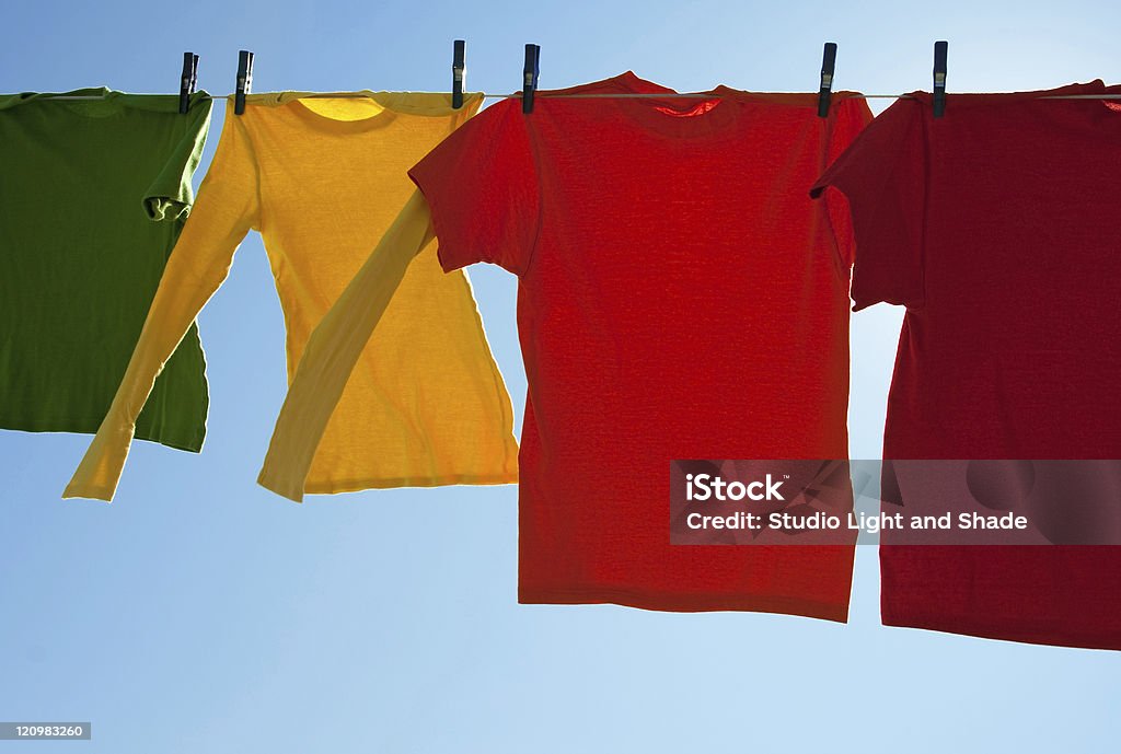 Brillante colorido ropa de secado en el viento - Foto de stock de Aire libre libre de derechos