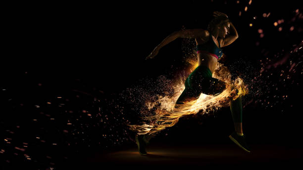 deporte. corredor. vista lateral de un atleta corredor con la potencia aislada en negro. fuego y energía - fire power fotografías e imágenes de stock