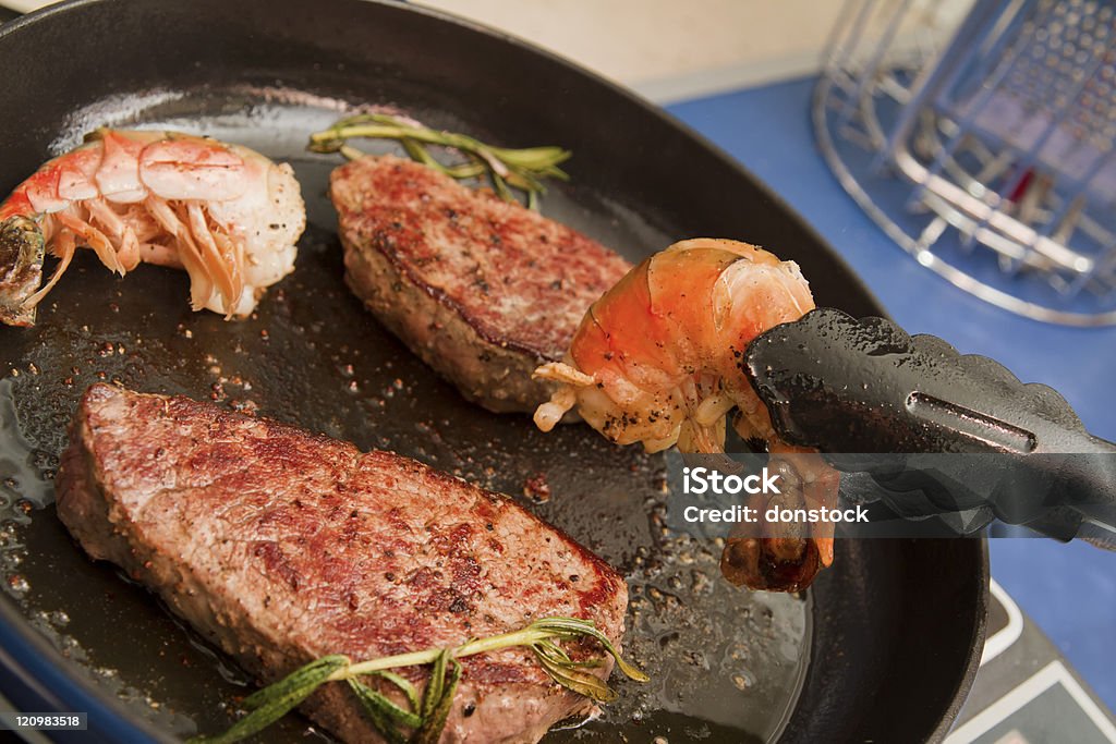 Filet von charolais-Rind mit Garnelen - Lizenzfrei Bratpfanne Stock-Foto