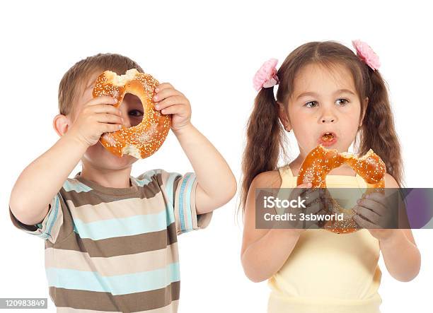 Foto de Duas Crianças Com Roscas e mais fotos de stock de Meninos - Meninos, Bagel, Comer