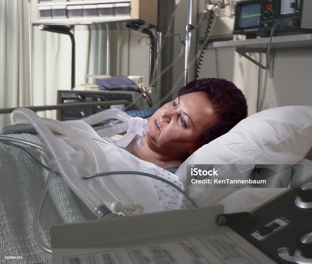 Altas mujer en la cama de hospital - Foto de stock de Gordo - Complexión libre de derechos