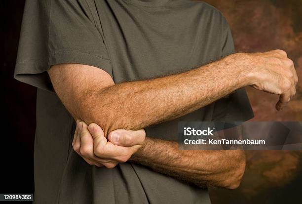 Foto de Homem Massageando O Cotovelo Em Pain2 e mais fotos de stock de Artrite - Artrite, Dor, Foto de estúdio