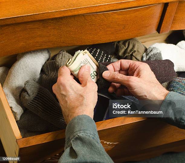 Ocultar Efectivo En Cordón Foto de stock y más banco de imágenes de Dinero - Dinero, Esconder, Billete de banco