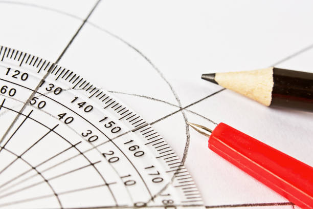 protractor, brújulas y lápiz en el diagrama, todo en primer plano - geometry geometric shape protractor mathematics fotografías e imágenes de stock