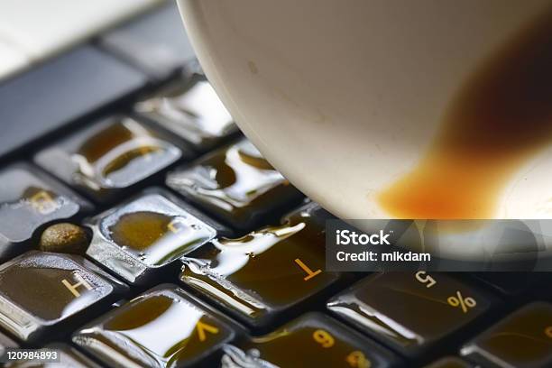 Kawa Na Komputerze Klawiatury - zdjęcia stockowe i więcej obrazów Rozlewać się - Rozlewać się, Klawiatura komputerowa, Kawa - napój