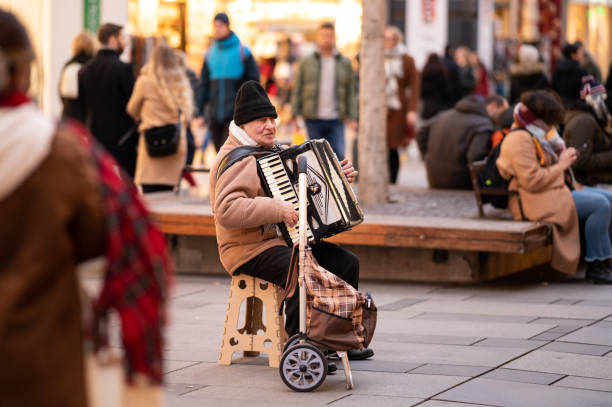 ウィーン・カーンター・シュトラーセでアコーディオンを演奏するストリートミュージシャン - vienna street musician music musician ストックフォトと画像