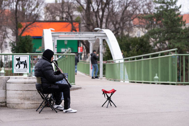 冬の寒い日にウィーン・シュタットパークでクラリネットを演奏するストリートミュージシャン - vienna street musician music musician ストックフォトと画像
