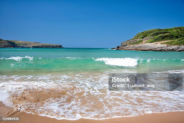 Foto de Beach No Norte Da Espanha e mais fotos de stock de Areia - Areia, Arrebentação, Azul