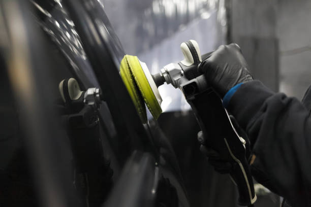 processo de polimento da carroceria na oficina de detalhamento - polishing car - fotografias e filmes do acervo