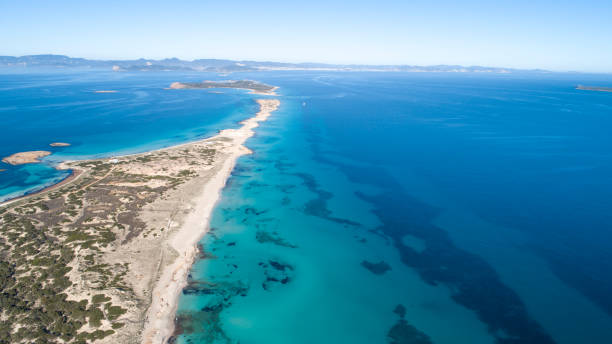 illetas, formentera сверху и ибица на заднем плане - illetas стоковые фото и изображения