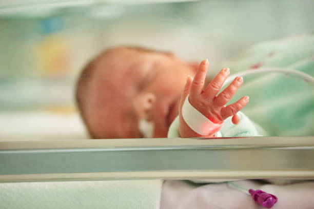 dedo supernumerario, caso polidactilia de retrato recién nacido - premature fotografías e imágenes de stock
