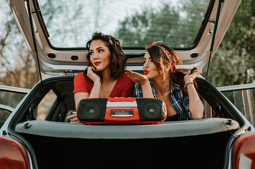 ijs Validatie landinwaarts Twee Vrouwen Die In Auto Zitten En Muziek Van Boomdoos Luisteren Stockfoto en meer beelden van Auto - iStock ijs Validatie landinwaarts Twee Vrouwen Die In Auto Zitten En Muziek Van Boomdoos Luisteren Stockfoto en meer beelden van Auto - iStock