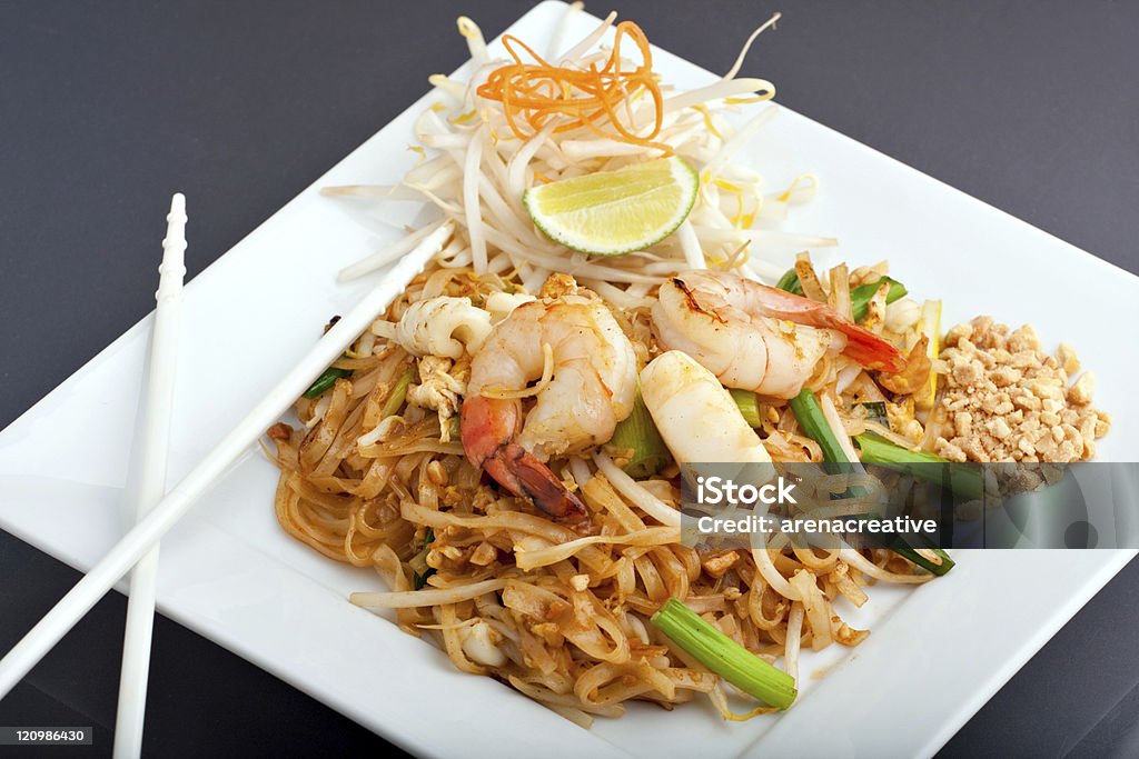 Морепродукты Pad тайский Жареная Рисовая лапша - Стоковые фото Без людей роялти-фри