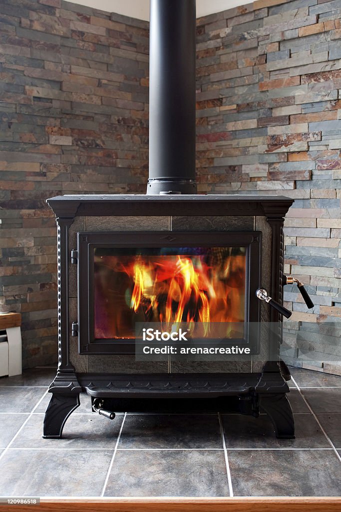Bruciare ghisa legno Fornello di riscaldamento - Foto stock royalty-free di Stufa