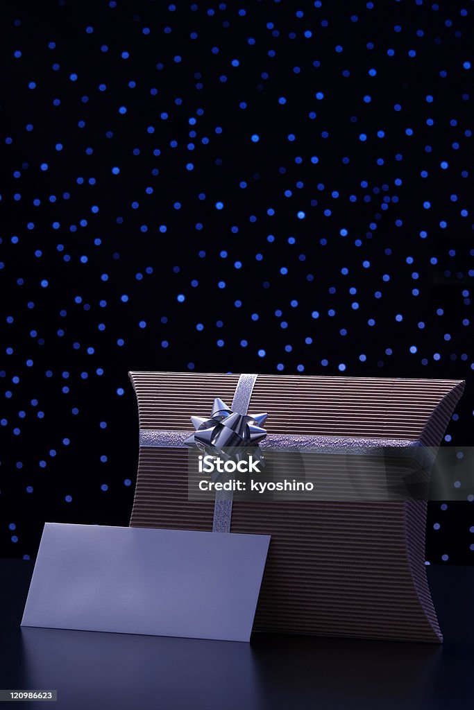 エレガントなギフトボックス空白の背景に青い照明の封筒 - プレセントの箱のロイヤリティフリーストックフォト