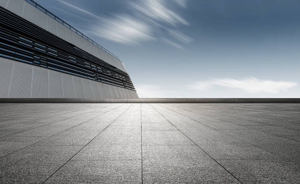 frente a los edificios modernos de la ciudad, hay una plaza de mármol amplia y vacía con alto contraste de azul y nostalgia - city wide fotografías e imágenes de stock