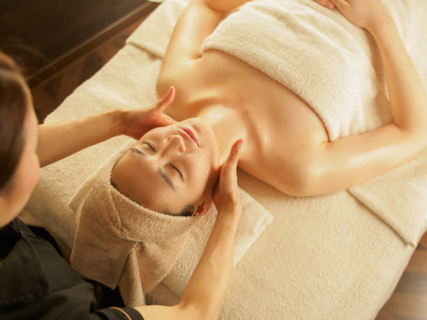 neck massage - massaging alternative medicine headache women imagens e fotografias de stock