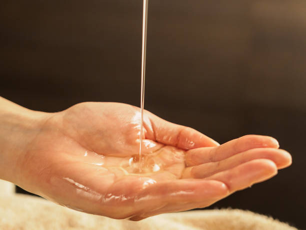 Massage oil and hand Hand of a Japanese woman dropping massage oil at a beauty salon massage oil photos stock pictures, royalty-free photos & images